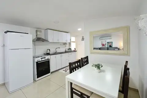 מטבח מאובזר ופינת אוכל